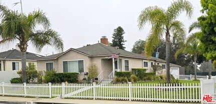 6816 W 85th Pl in Los Angeles, CA - Building Photo - Building Photo