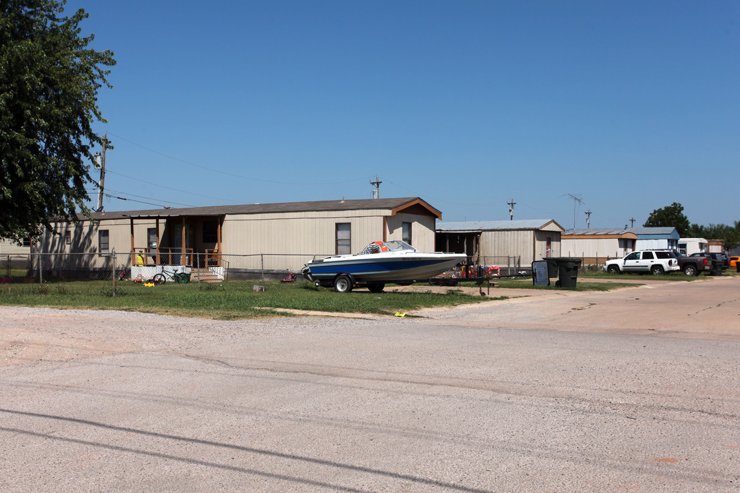 Vans Mobile Village in Lindsay, OK - Building Photo