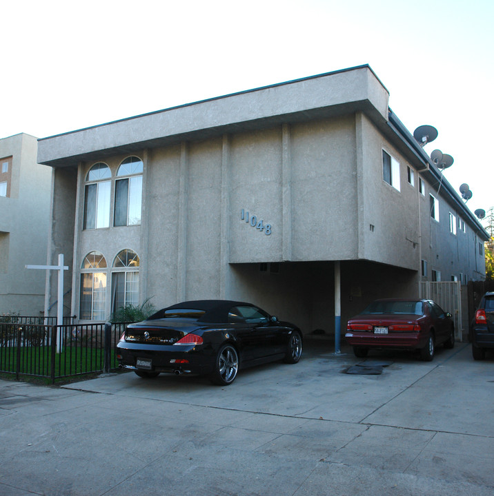 11048 Camarillo St in North Hollywood, CA - Foto de edificio