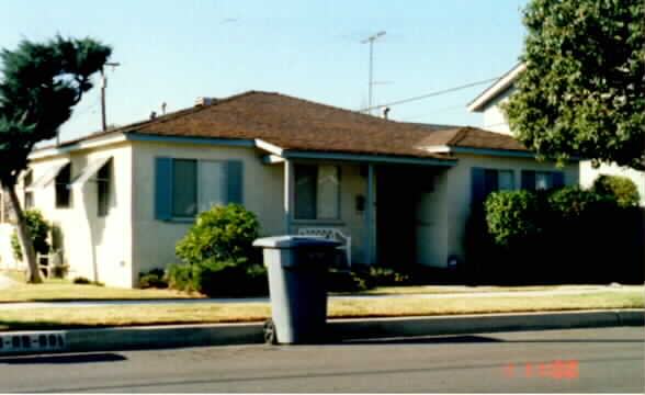 8102 Alameda St in Downey, CA - Foto de edificio