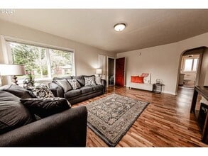 908 NE 114th Ave in Portland, OR - Foto de edificio - Building Photo