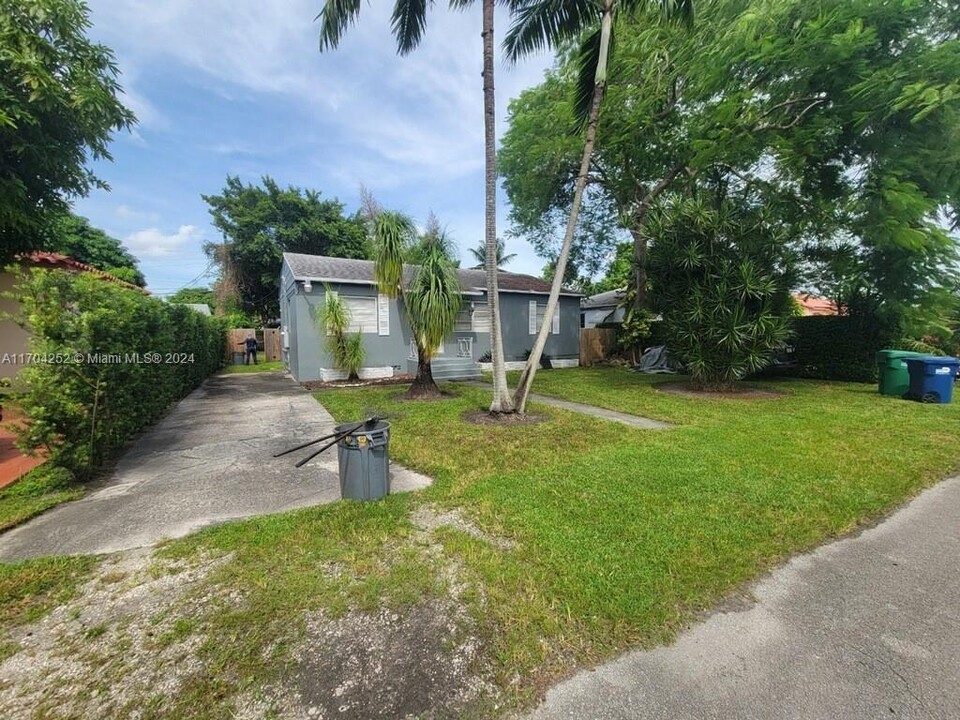 335 NW 102nd St in Miami, FL - Building Photo