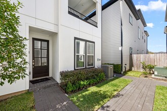 2718 Grand Fountains Dr in Houston, TX - Building Photo - Building Photo