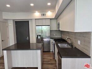 740 Ridgeley Dr in Los Angeles, CA - Building Photo - Building Photo