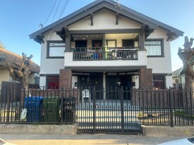 322 W 52nd St in Los Angeles, CA - Building Photo