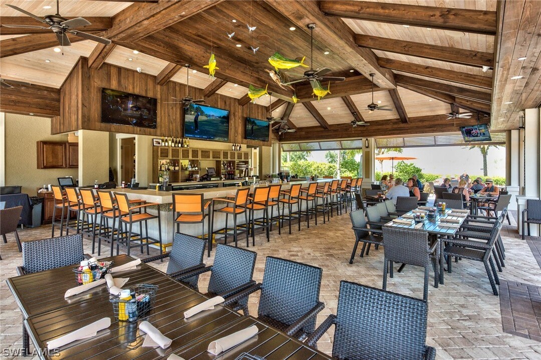 8764 Bellano Ct in Naples, FL - Foto de edificio