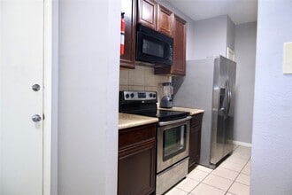 3042 Holly Hall St in Houston, TX - Building Photo - Building Photo