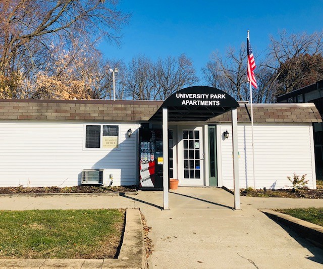 908 N Broadway Ave in Urbana, IL - Building Photo