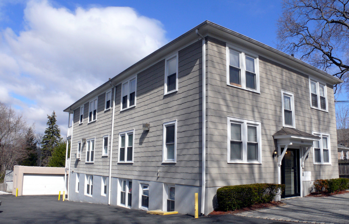 330 W Post Rd in White Plains, NY - Building Photo