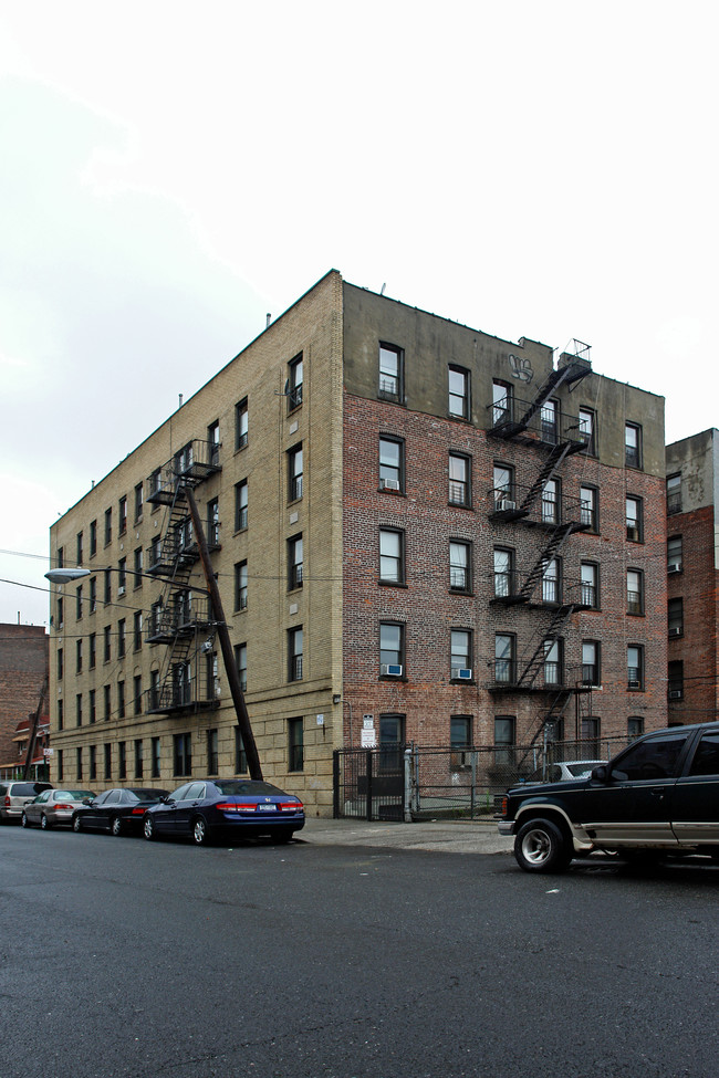 2802 Olinville Ave in Bronx, NY - Foto de edificio - Building Photo