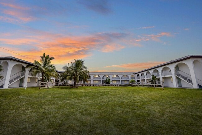 The Wave Beachfront Apartments in Indialantic, FL - Building Photo - Building Photo