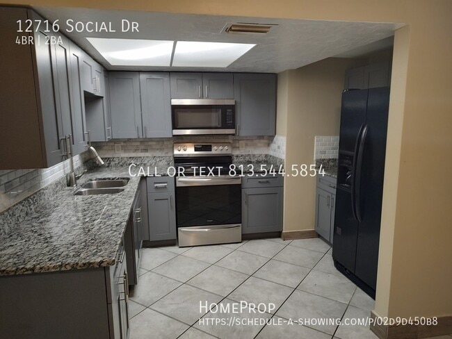 12716 Social Dr in Hudson, FL - Foto de edificio - Building Photo