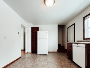 921 Rainbow Dr in Cedar Falls, IA - Building Photo - Building Photo