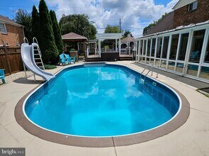 8001 Postoak Rd in Potomac, MD - Building Photo - Building Photo