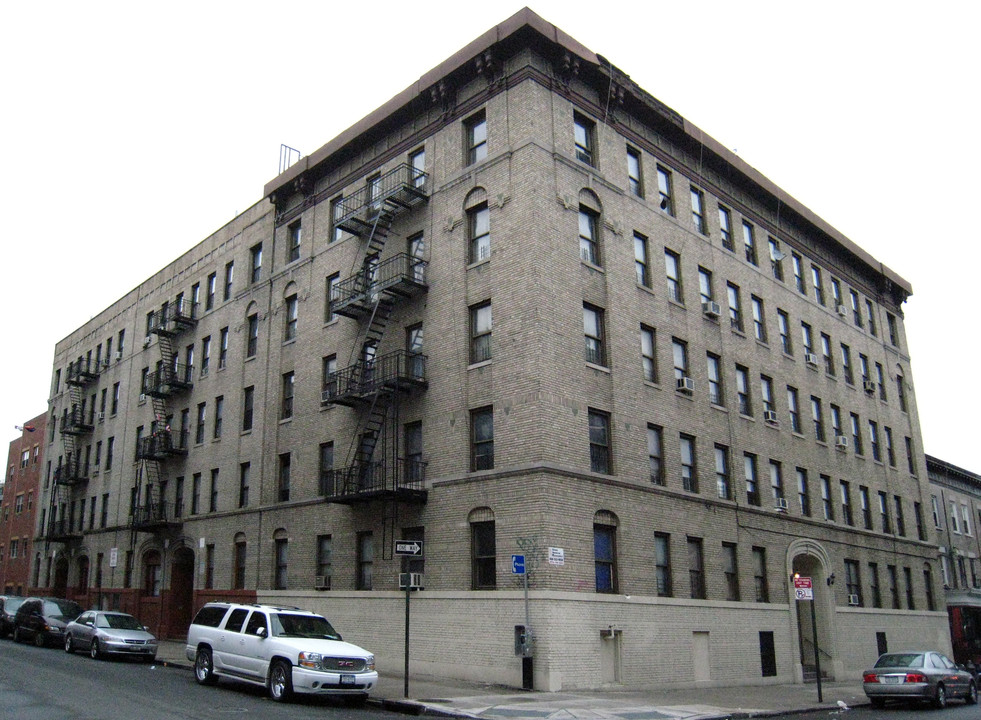 2380 Grand Ave in Bronx, NY - Foto de edificio