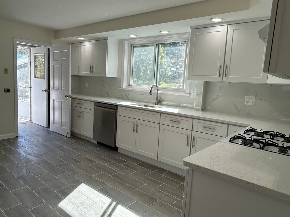 32-34 Fessenden Rd, Unit 2 in Arlington, MA - Building Photo