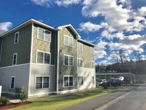 52 E Ridge Dr in Milford, NH - Building Photo - Building Photo