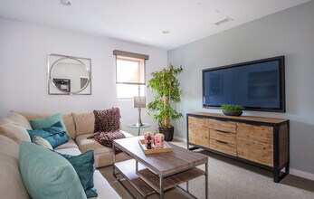 909 Pepper St in El Segundo, CA - Foto de edificio - Building Photo