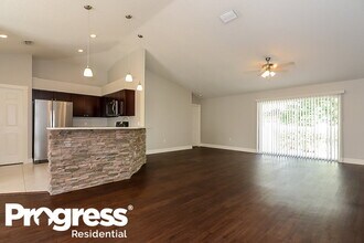 925 Clearcreek Dr in Tampa, FL - Building Photo - Building Photo