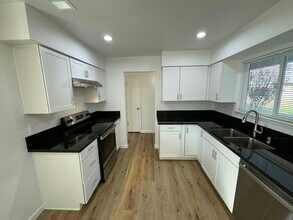 4557 N Sequoia Dr in Fresno, CA - Building Photo - Building Photo