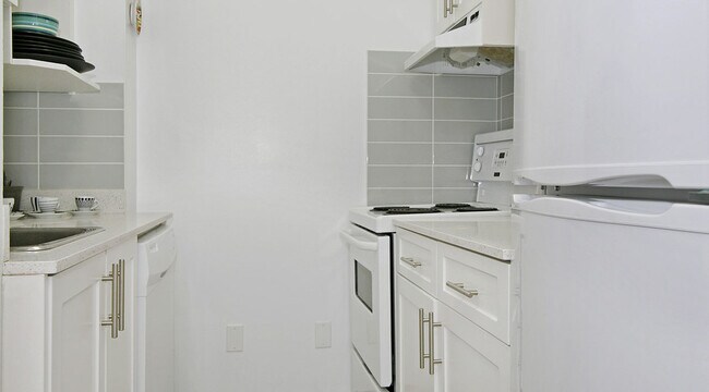 1355 Pendrell St in Vancouver, BC - Building Photo - Building Photo