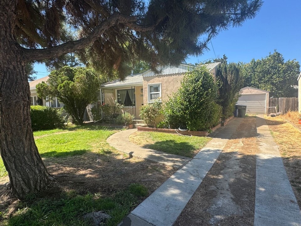 2092 57th St in Sacramento, CA - Building Photo