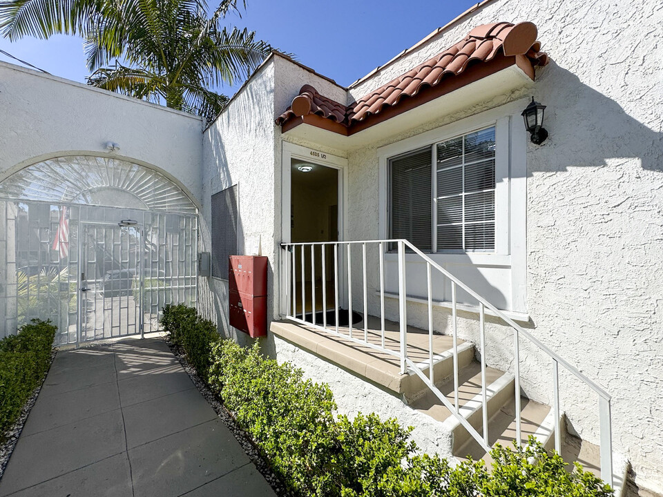 4525 1/2 Franklin Ave in Los Angeles, CA - Foto de edificio