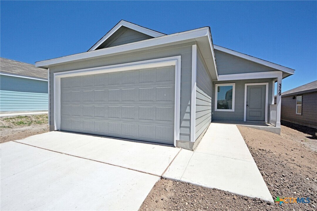 3729 Axis Hl St in New Braunfels, TX - Building Photo
