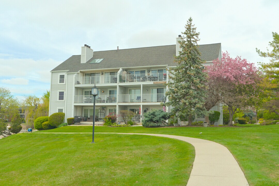 3553 Port Cove Dr, Unit 43 in Waterford, MI - Building Photo