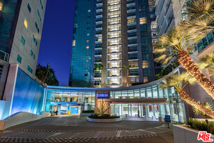 13700 Marina Pointe Dr in Marina Del Rey, CA - Building Photo
