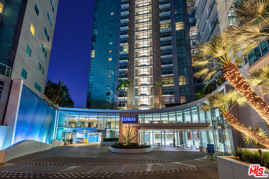 13700 Marina Pointe Dr in Marina Del Rey, CA - Building Photo