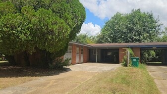 2014 S Flintlock Dr in Albany, GA - Building Photo