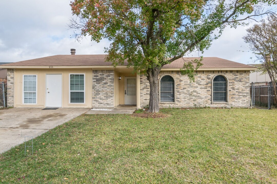 211 Bluffview Dr in Mesquite, TX - Building Photo