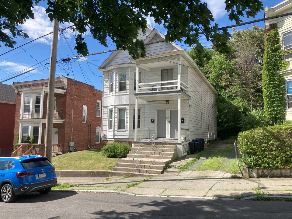 1105 Hutton St in Troy, NY - Building Photo