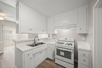 13627-13737 1/2 Lemoli Ave in Hawthorne, CA - Building Photo - Building Photo