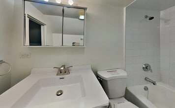 5219 N Newcastle Ave in Chicago, IL - Foto de edificio - Building Photo