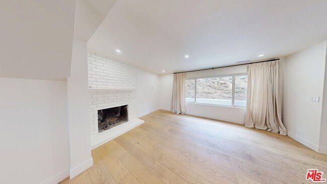 4940 Don Pio Dr in Los Angeles, CA - Building Photo - Building Photo