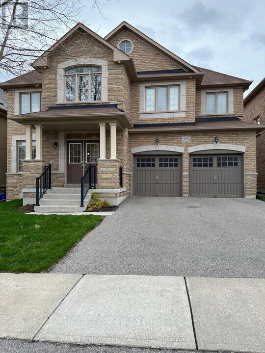 959 Ernest Cousins Cir in Newmarket, ON - Building Photo