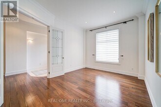 210 Maplehurst Ave in Toronto, ON - Building Photo - Building Photo