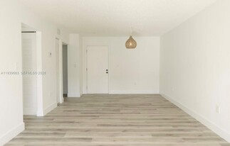 8287 SW 128th St in Miami, FL - Building Photo