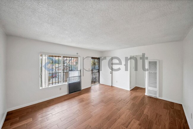 property at 2458 Normandie Ave