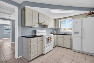 1415 Yale Dr in Holiday, FL - Foto de edificio - Building Photo
