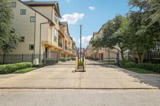 6363 Fairdale Ln in Houston, TX - Building Photo - Building Photo