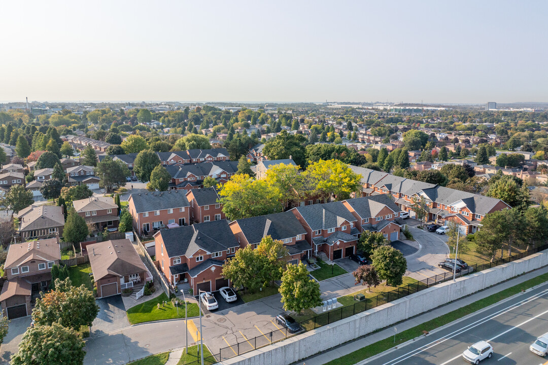 19 Clarepark Crt in Ajax, ON - Building Photo