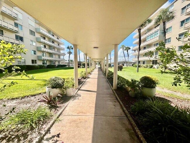 2020 N Atlantic Ave in Cocoa Beach, FL - Building Photo - Building Photo