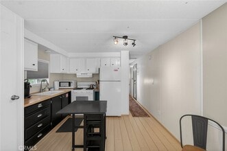 41205 Anza Rd in Temecula, CA - Foto de edificio - Building Photo