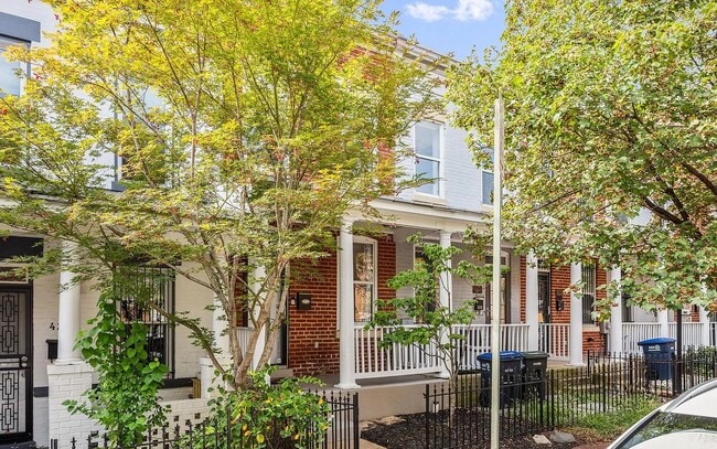 property at 424 Oakdale Pl NW