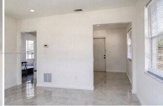 2100 N 14th Ave in Hollywood, FL - Building Photo - Building Photo