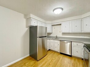 121 Salem St, Unit #34 in Malden, MA - Building Photo - Building Photo