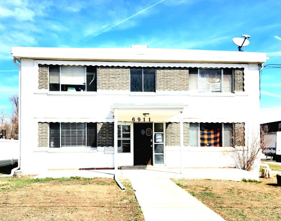 6911 W 24th Ave in Edgewater, CO - Building Photo